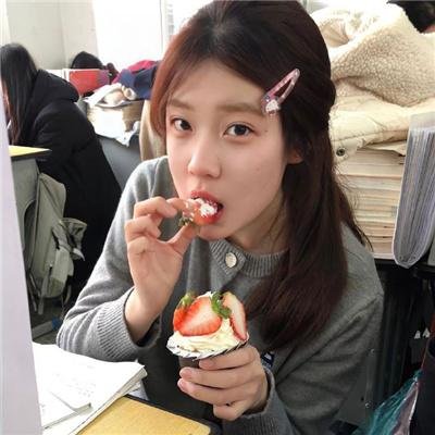9顶假发的女孩